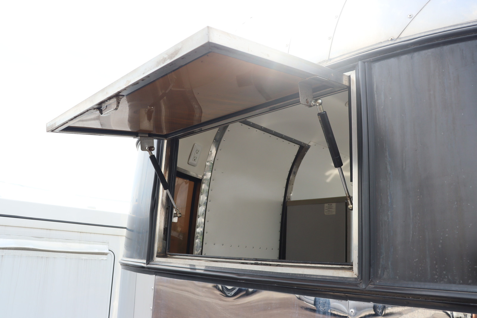 キャンピングカー トレーラー