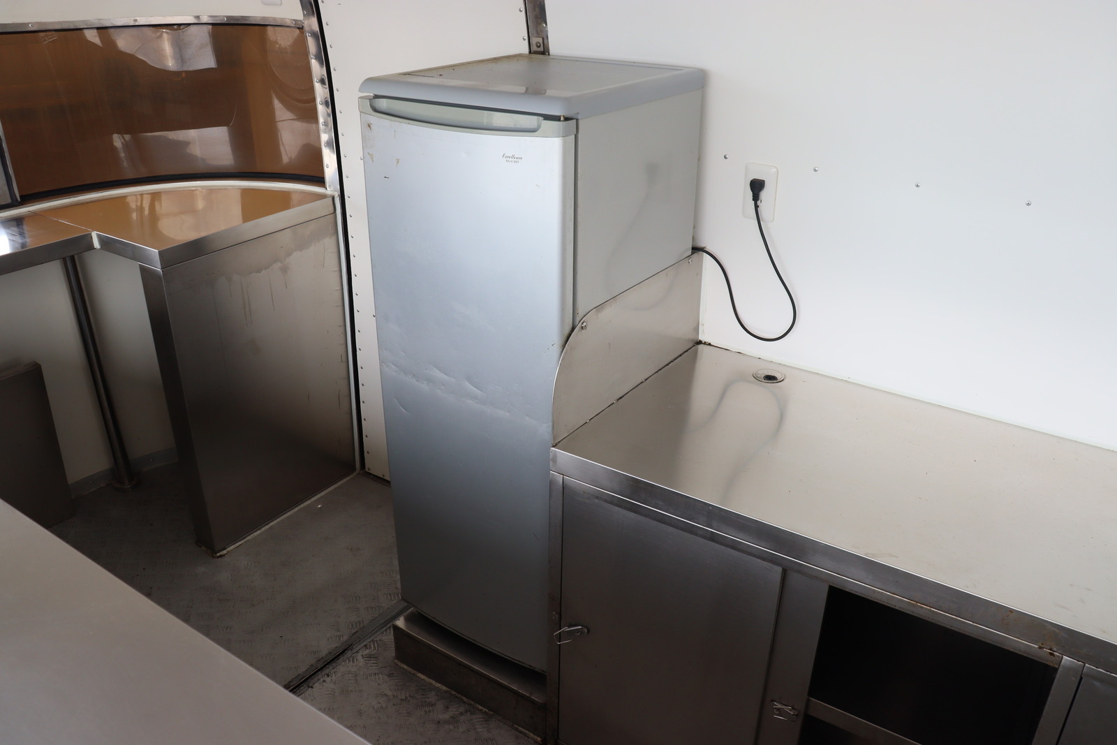 キャンピングカー トレーラー