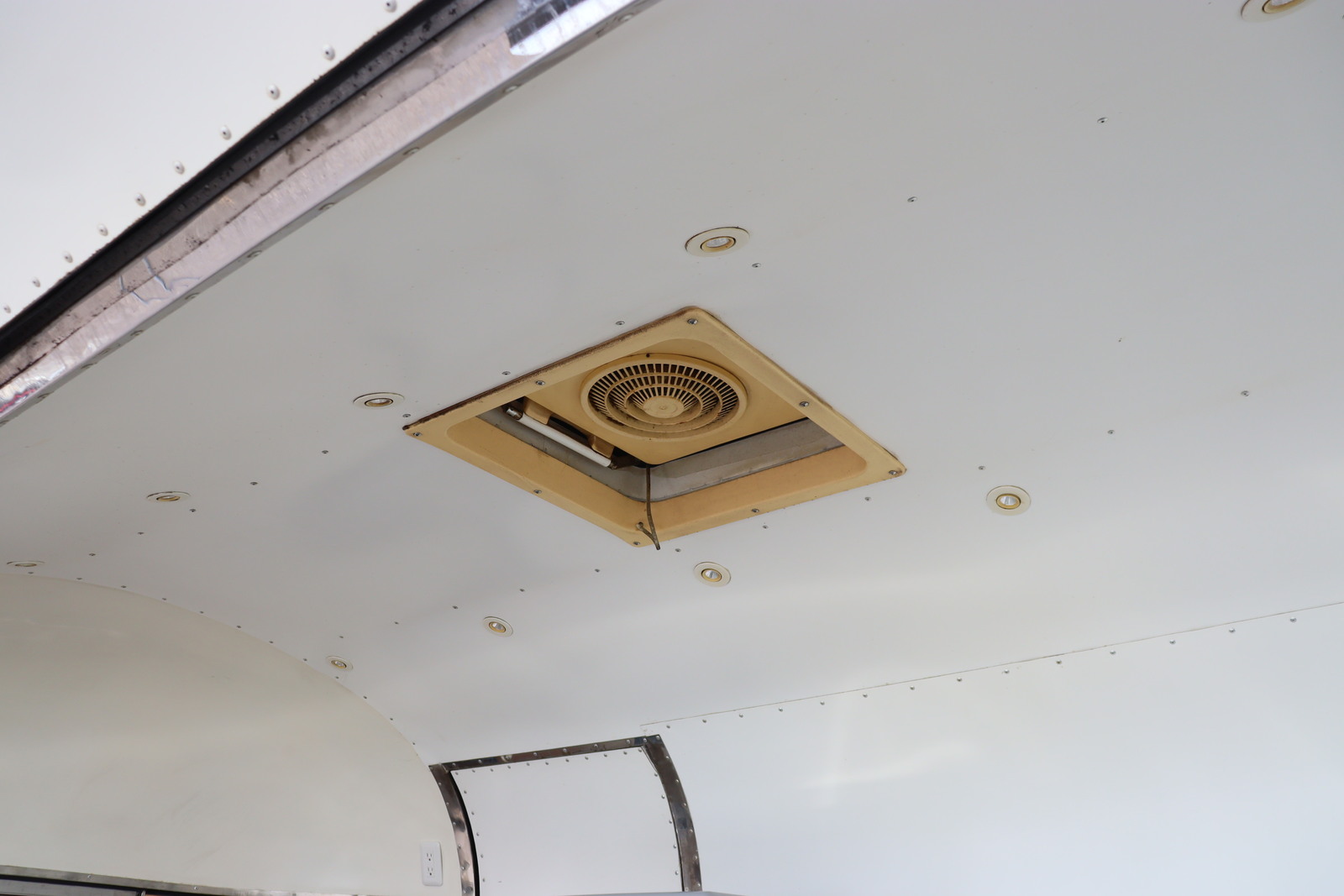 キャンピングカー トレーラー