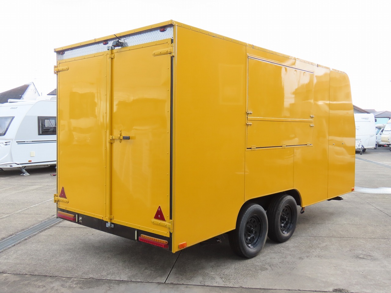 キャンピングカー トレーラー