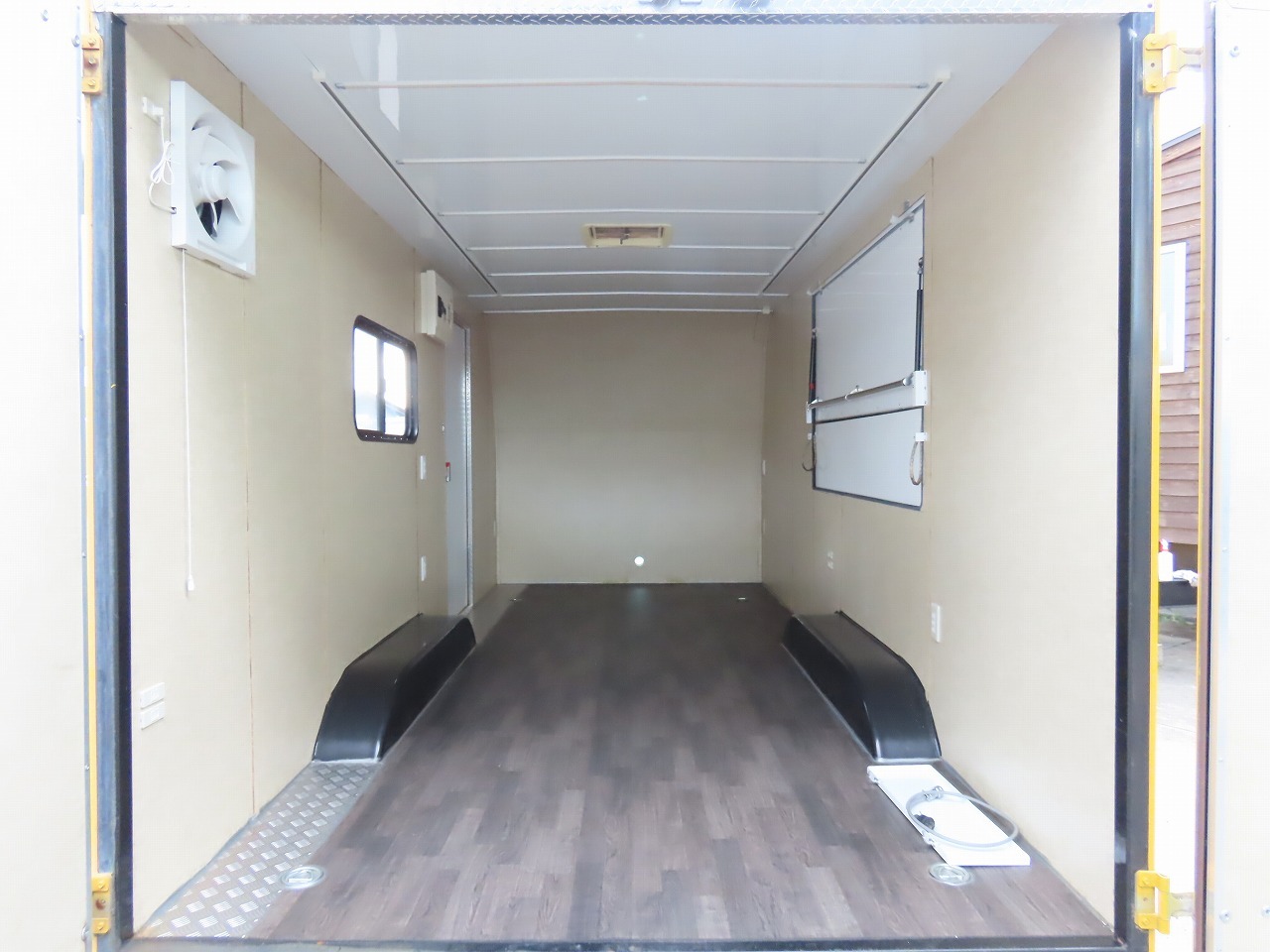 キャンピングカー トレーラー