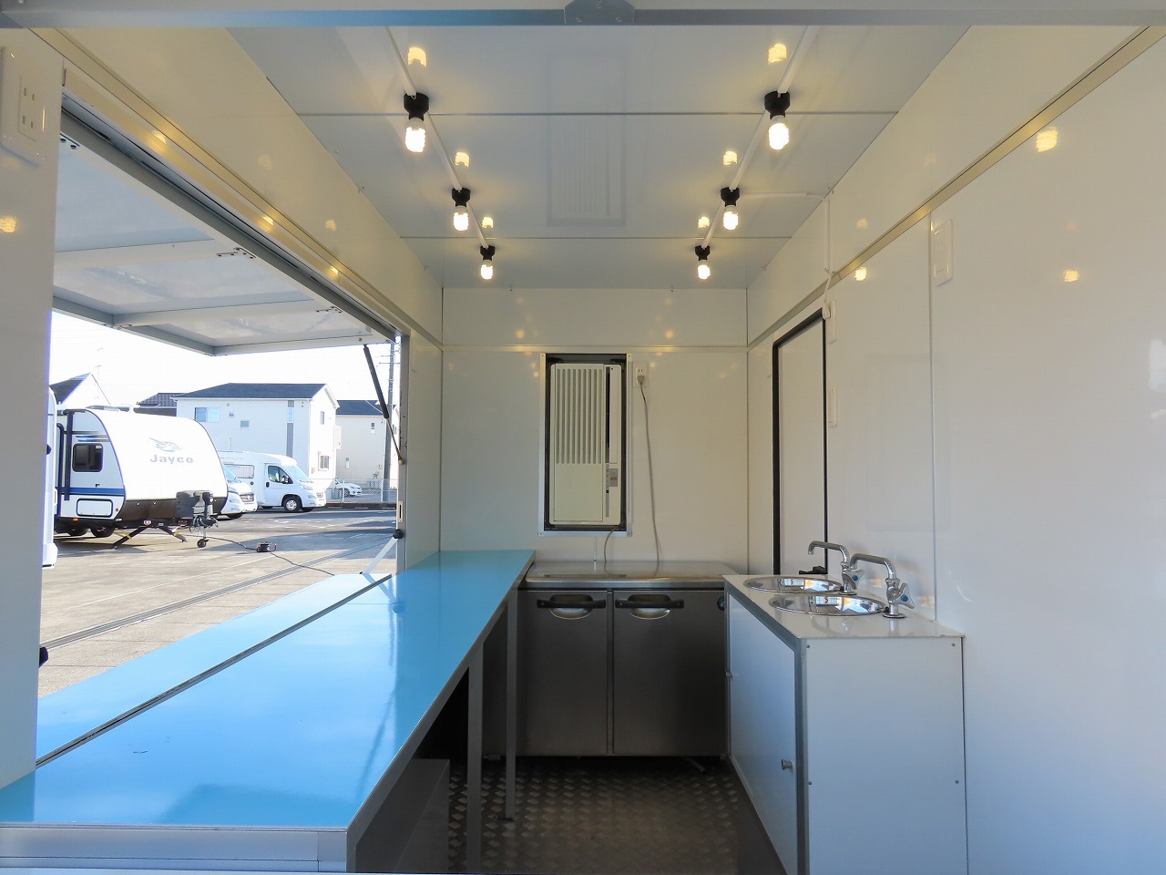 キャンピングカー トレーラー