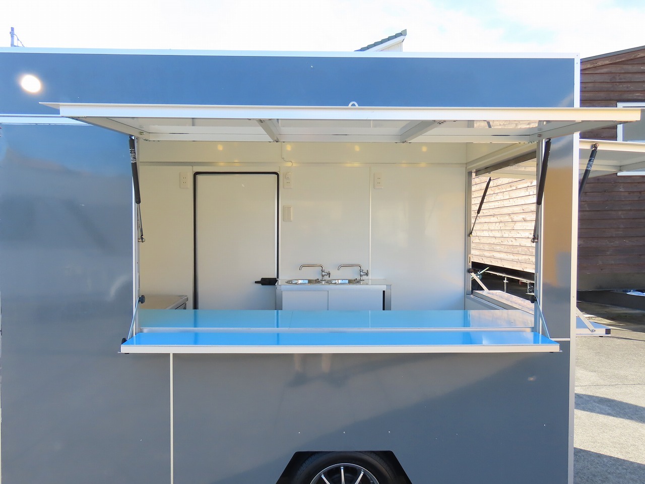 キャンピングカー トレーラー