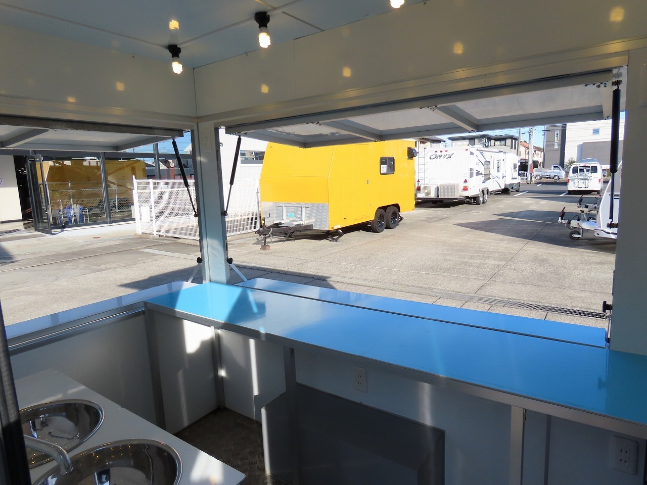 キャンピングカー トレーラー