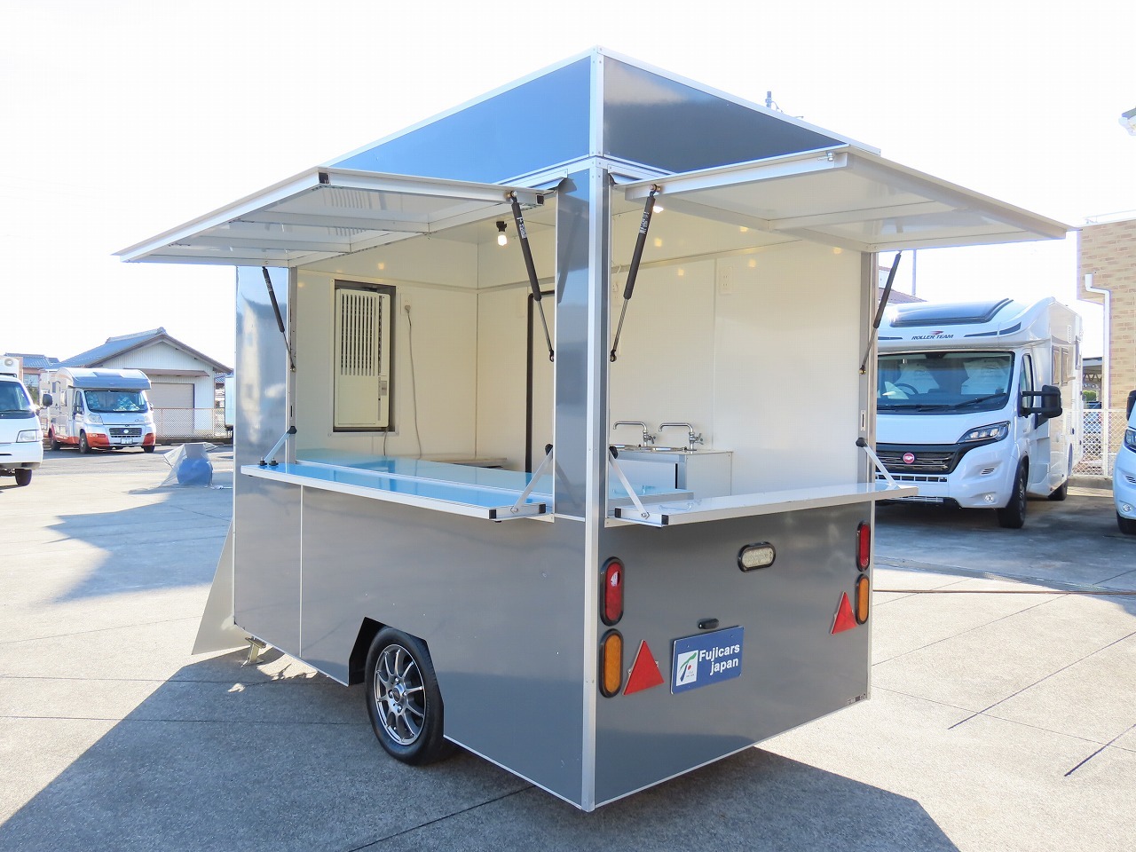 キャンピングカー トレーラー